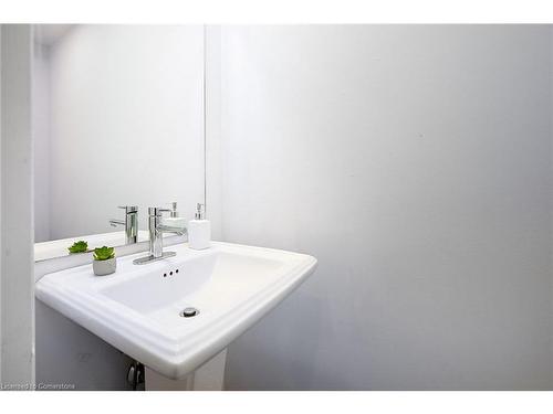 70-30 Times Square Boulevard, Hamilton, ON - Indoor Photo Showing Bathroom