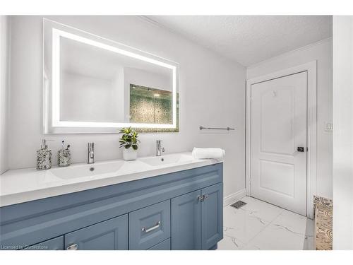 4316 Derry Road, Burlington, ON - Indoor Photo Showing Bathroom