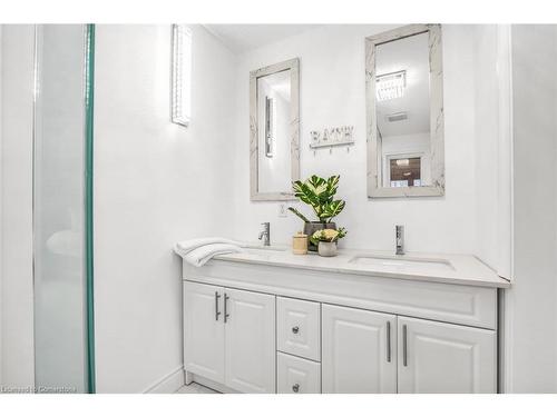 4316 Derry Road, Burlington, ON - Indoor Photo Showing Bathroom