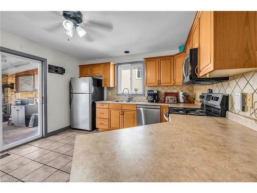 10 Leslie Street, Jarvis, ON - Indoor Photo Showing Kitchen With Double Sink