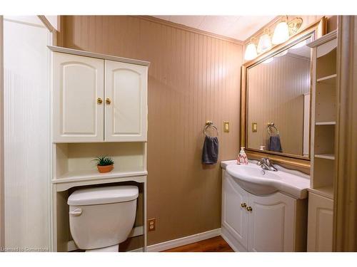 10 Leslie Street, Jarvis, ON - Indoor Photo Showing Bathroom