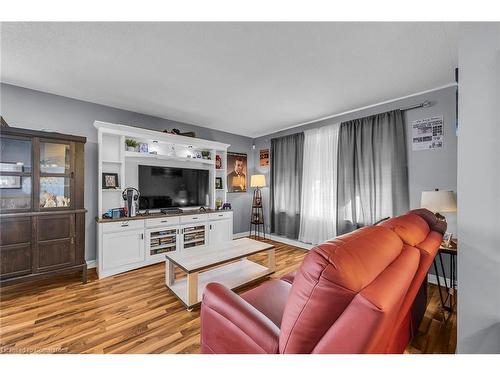 10 Leslie Street, Jarvis, ON - Indoor Photo Showing Living Room