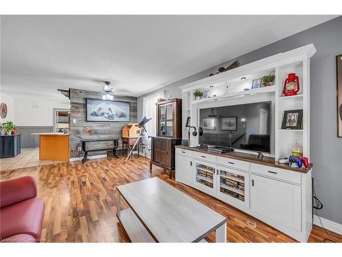 10 Leslie Street, Jarvis, ON - Indoor Photo Showing Living Room