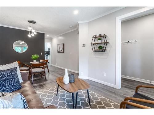 104 Edgemont Street N, Hamilton, ON - Indoor Photo Showing Living Room