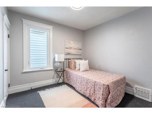 104 Edgemont Street N, Hamilton, ON - Indoor Photo Showing Bedroom