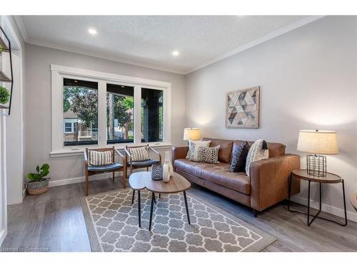 104 Edgemont Street N, Hamilton, ON - Indoor Photo Showing Living Room