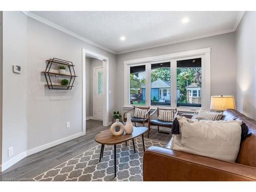 104 Edgemont Street N, Hamilton, ON - Indoor Photo Showing Living Room