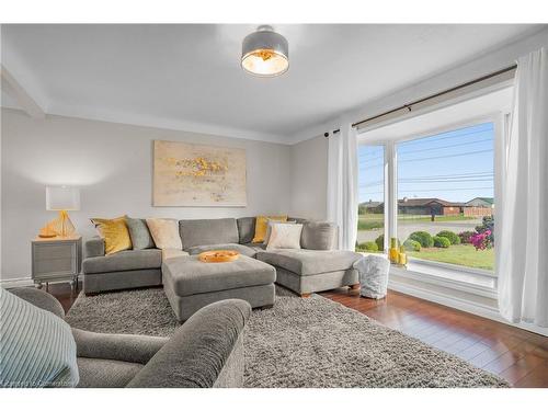 174 Mud Street W, Grassie, ON - Indoor Photo Showing Living Room