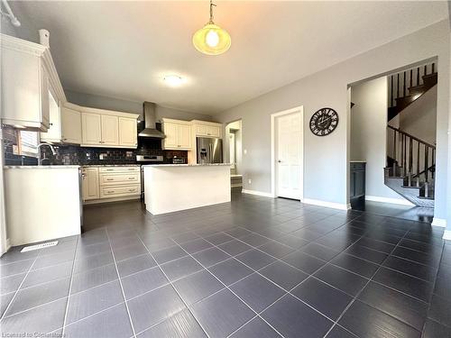 9409 Hendershot Boulevard, Niagara Falls, ON - Indoor Photo Showing Kitchen