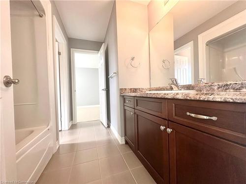 9409 Hendershot Boulevard, Niagara Falls, ON - Indoor Photo Showing Bathroom