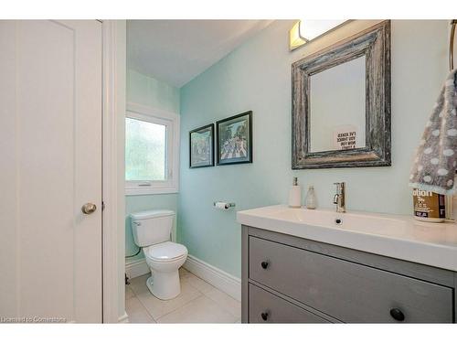 90 Peter Street, Hamilton, ON - Indoor Photo Showing Bathroom