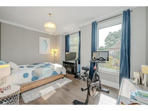 90 Peter Street, Hamilton, ON - Indoor Photo Showing Bedroom