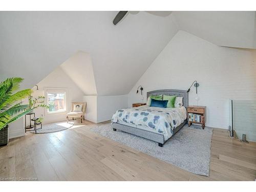 90 Peter Street, Hamilton, ON - Indoor Photo Showing Bedroom