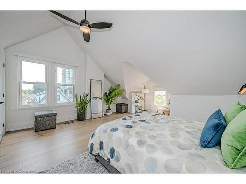 90 Peter Street, Hamilton, ON - Indoor Photo Showing Bedroom