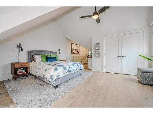 90 Peter Street, Hamilton, ON - Indoor Photo Showing Bedroom