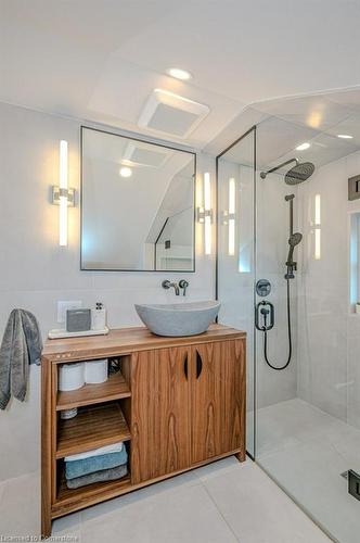 90 Peter Street, Hamilton, ON - Indoor Photo Showing Bathroom