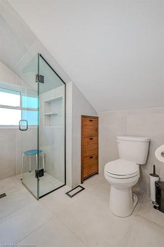 90 Peter Street, Hamilton, ON - Indoor Photo Showing Bathroom