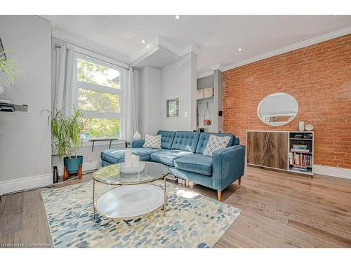 90 Peter Street, Hamilton, ON - Indoor Photo Showing Living Room