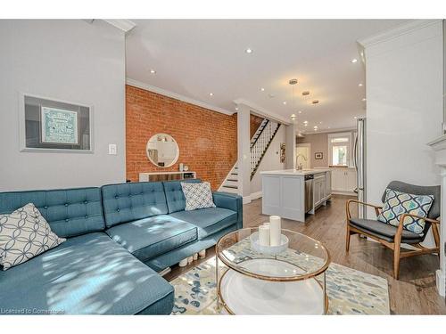 90 Peter Street, Hamilton, ON - Indoor Photo Showing Living Room