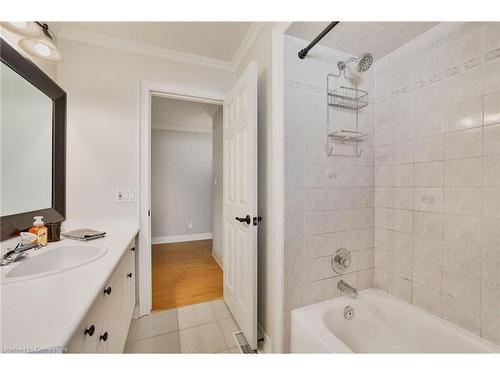 14 Jacqueline Boulevard, Hamilton, ON - Indoor Photo Showing Bathroom