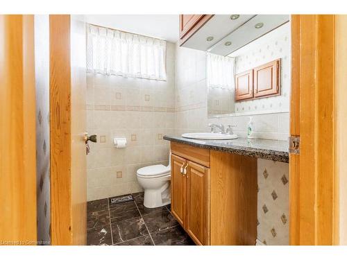 10 Vera Court, Hamilton, ON - Indoor Photo Showing Bathroom