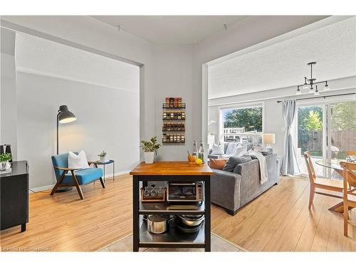 12-134 Terni Boulevard, Hamilton, ON - Indoor Photo Showing Living Room