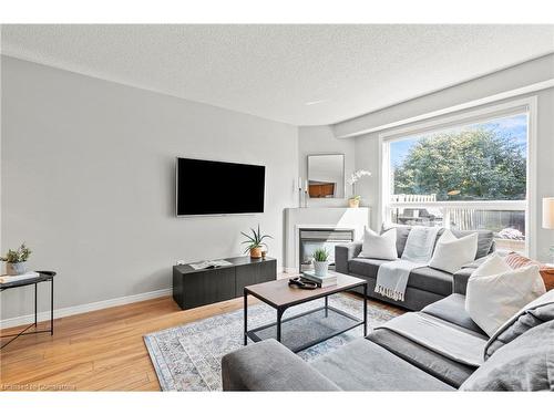 12-134 Terni Boulevard, Hamilton, ON - Indoor Photo Showing Living Room