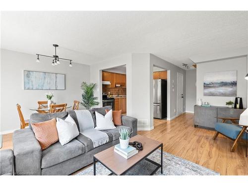 12-134 Terni Boulevard, Hamilton, ON - Indoor Photo Showing Living Room