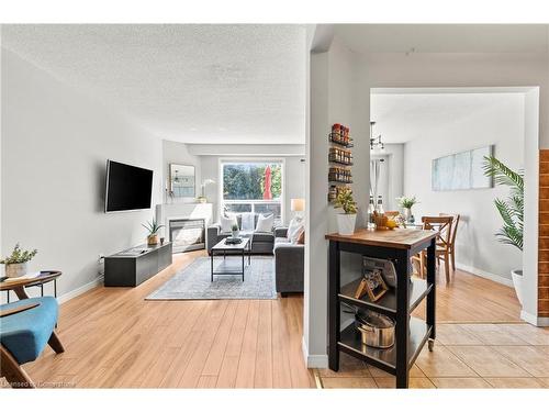 12-134 Terni Boulevard, Hamilton, ON - Indoor Photo Showing Living Room