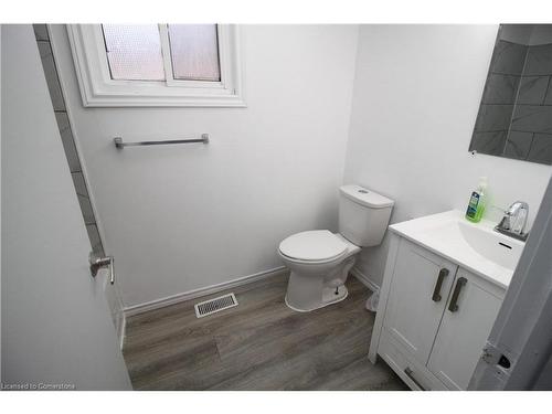 1-19 Delena Avenue N, Hamilton, ON - Indoor Photo Showing Bathroom