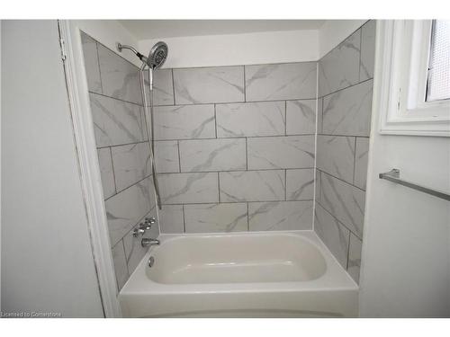 1-19 Delena Avenue N, Hamilton, ON - Indoor Photo Showing Bathroom