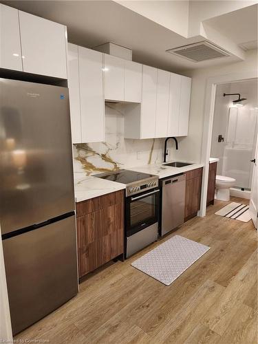 6-131 Wellington Street N, Hamilton, ON - Indoor Photo Showing Kitchen