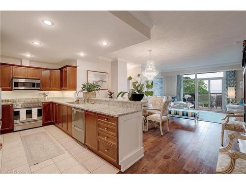 304-1477 Lakeshore Road, Burlington, ON - Indoor Photo Showing Kitchen