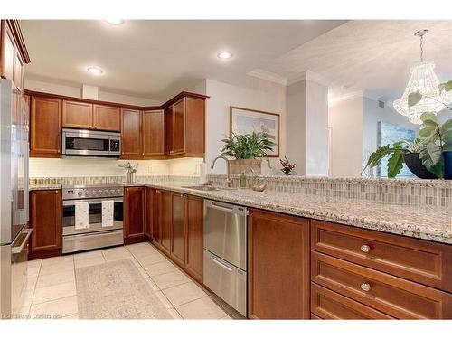 304-1477 Lakeshore Road, Burlington, ON - Indoor Photo Showing Kitchen