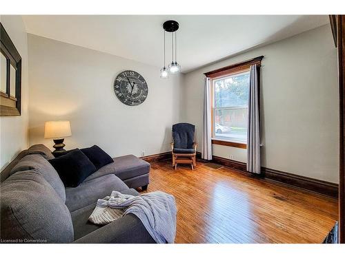 907 Vine Street, Cambridge, ON - Indoor Photo Showing Living Room