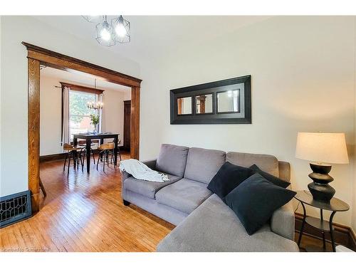 907 Vine Street, Cambridge, ON - Indoor Photo Showing Living Room