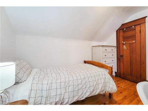 907 Vine Street, Cambridge, ON - Indoor Photo Showing Bedroom