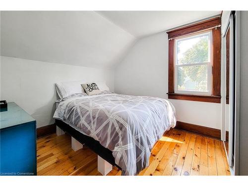 907 Vine Street, Cambridge, ON - Indoor Photo Showing Bedroom