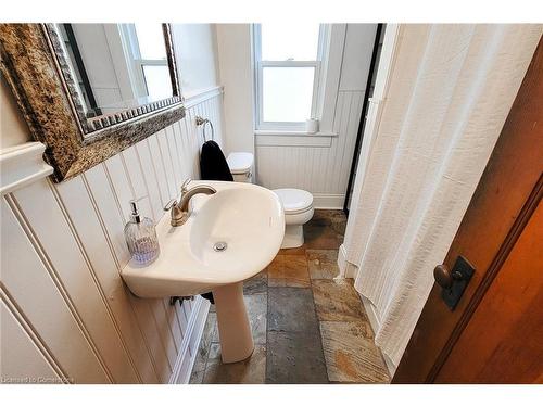 907 Vine Street, Cambridge, ON - Indoor Photo Showing Bathroom