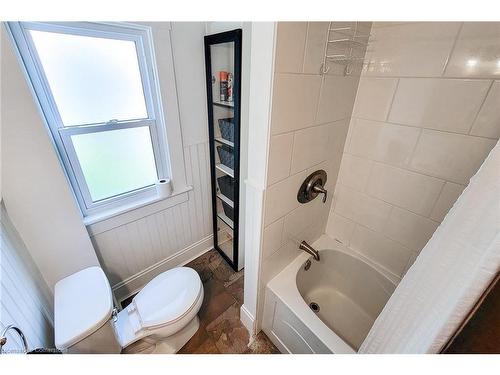 907 Vine Street, Cambridge, ON - Indoor Photo Showing Bathroom