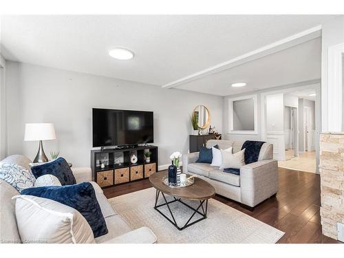 120 Aylmer Crescent, Hamilton, ON - Indoor Photo Showing Living Room