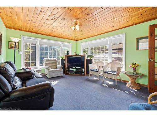 592 Grays Road, Hamilton, ON - Indoor Photo Showing Living Room