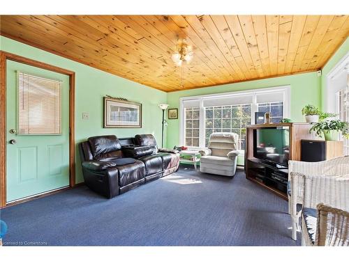 592 Grays Road, Hamilton, ON - Indoor Photo Showing Living Room