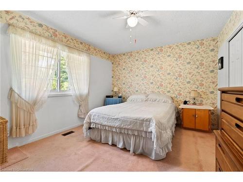 592 Grays Road, Hamilton, ON - Indoor Photo Showing Bedroom