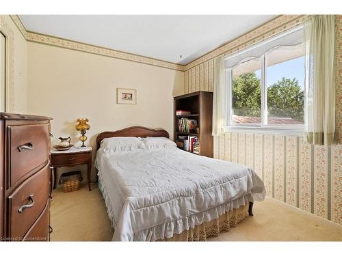 592 Grays Road, Hamilton, ON - Indoor Photo Showing Bedroom