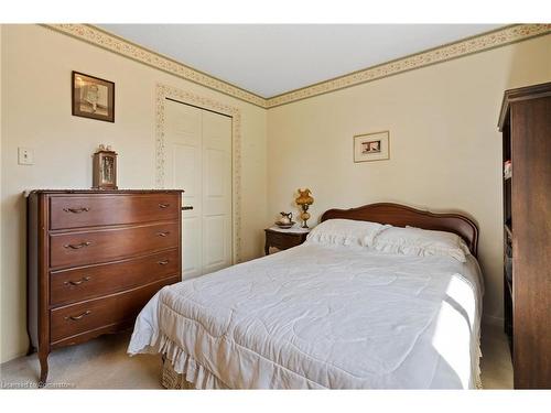 592 Grays Road, Hamilton, ON - Indoor Photo Showing Bedroom