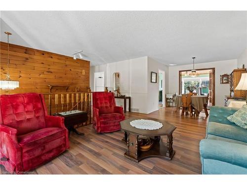 592 Grays Road, Stoney Creek, ON - Indoor Photo Showing Living Room