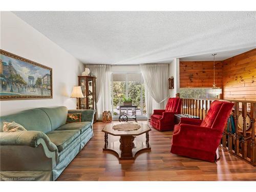 592 Grays Road, Hamilton, ON - Indoor Photo Showing Living Room