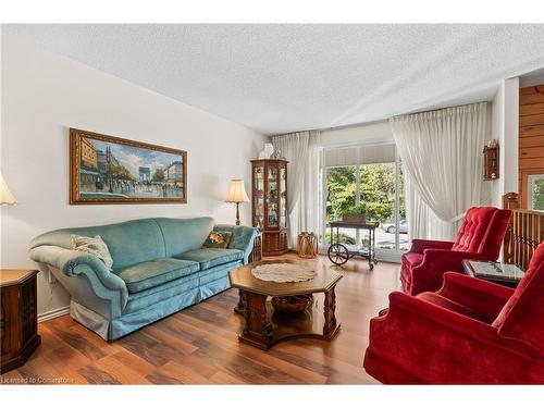 592 Grays Road, Hamilton, ON - Indoor Photo Showing Living Room