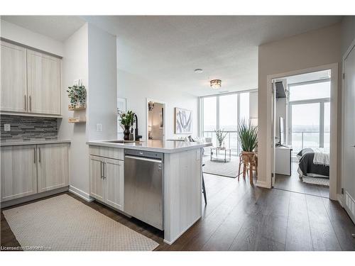 908-2087 Fairview Street, Burlington, ON - Indoor Photo Showing Kitchen